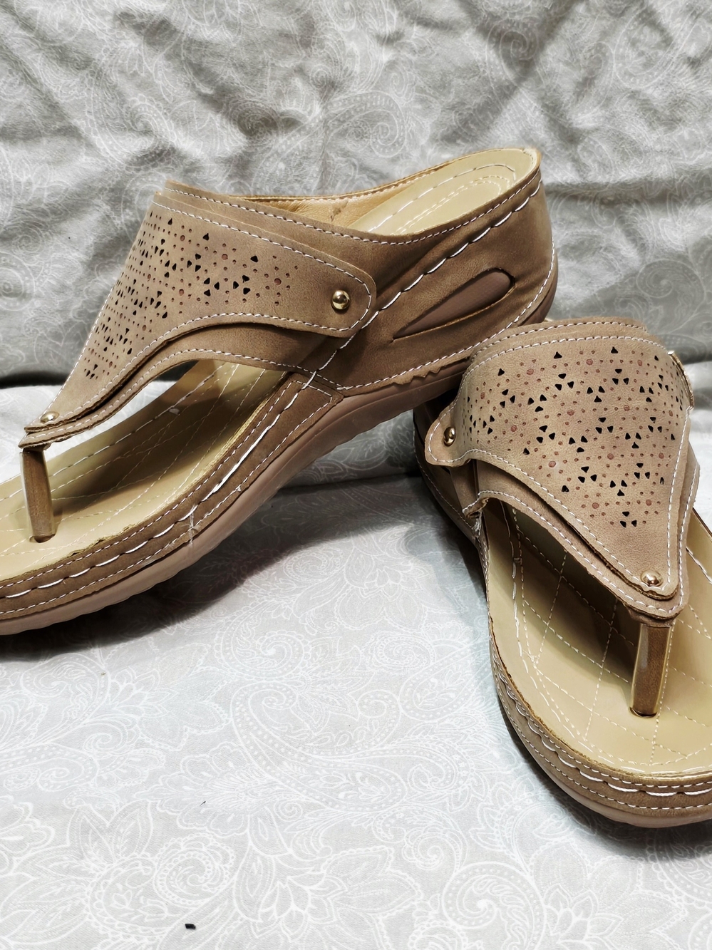 Tan Laser-Cut Geometric Wedge Thong Sandals Comfort Platform - Size 10